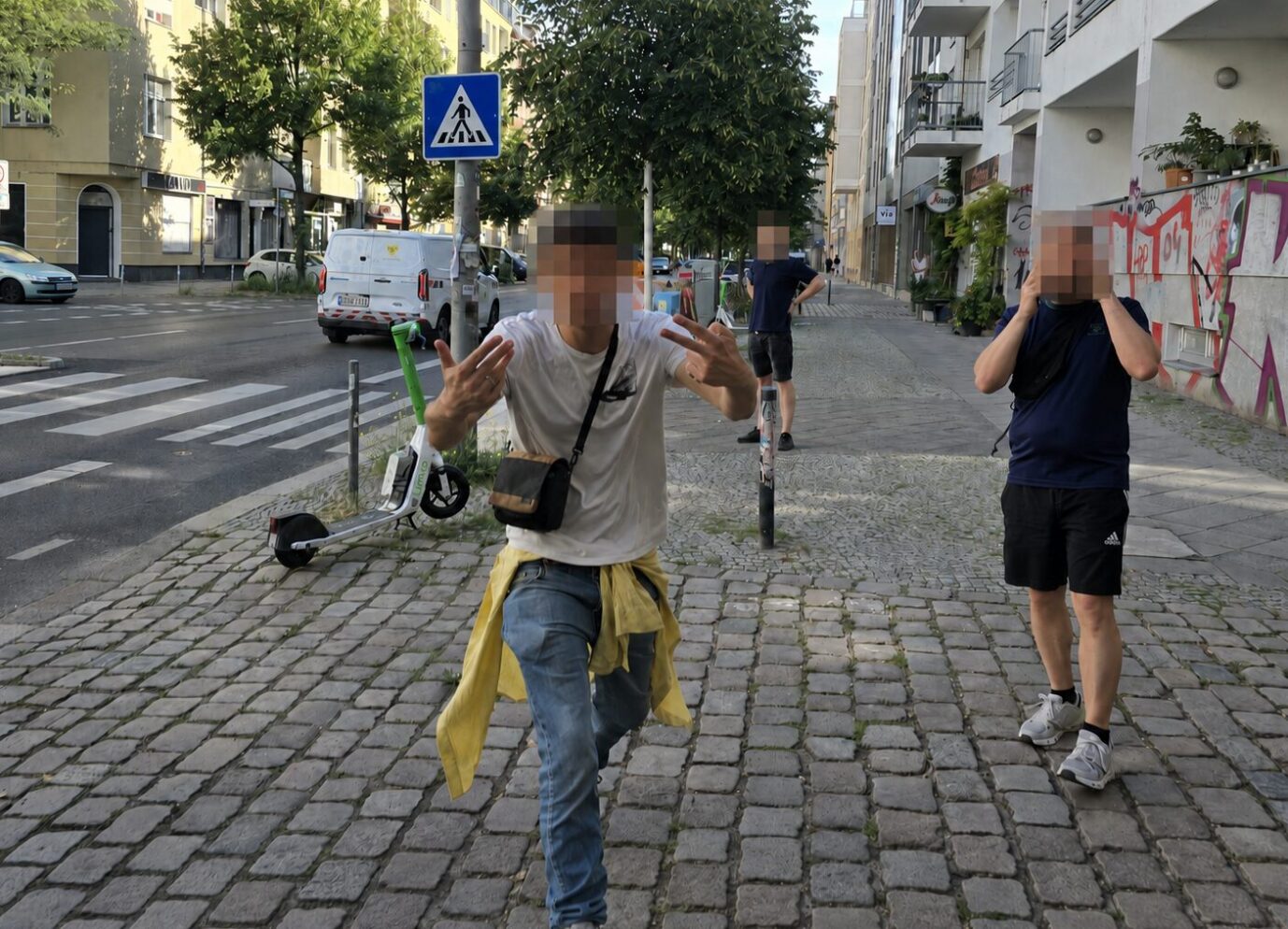 Rabiater Straßenwahlkampf: AfD-Plakatkleber bedroht und angegriffen