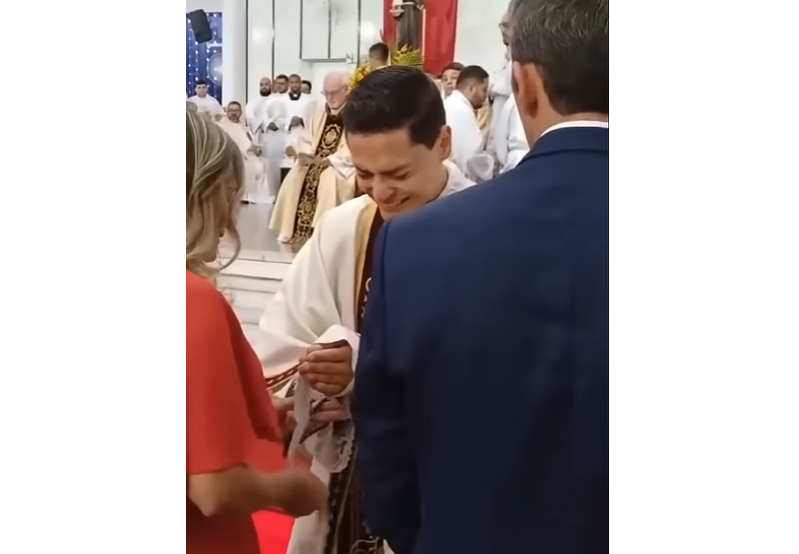 Wenn Mütter Priester schenken: Die bewegende Tradition des Manutergiums