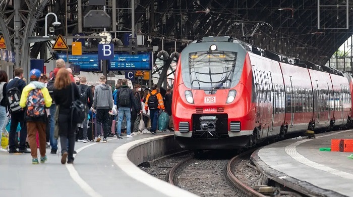 Köln: 22-jähriger Syrer versucht, Mann ins Bahngleis zu ziehen