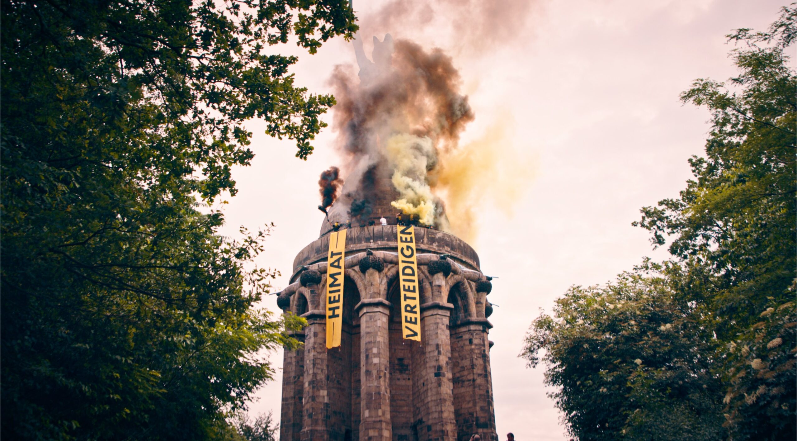 „Wir besetzen das Hermannsdenkmal“ – Identitäre protestieren gegen Windpark im Teutoburger Wald